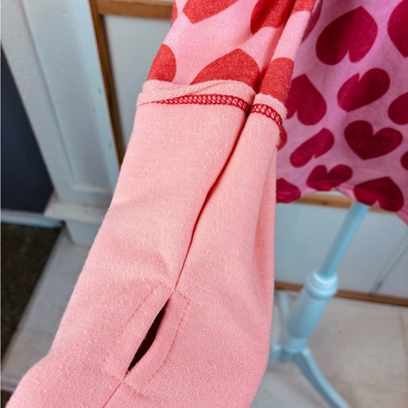 BiBi Hearts Snuggly Long Sleeve Top w/ extended cuffs w/ thumb holes - Picture 4 of 6